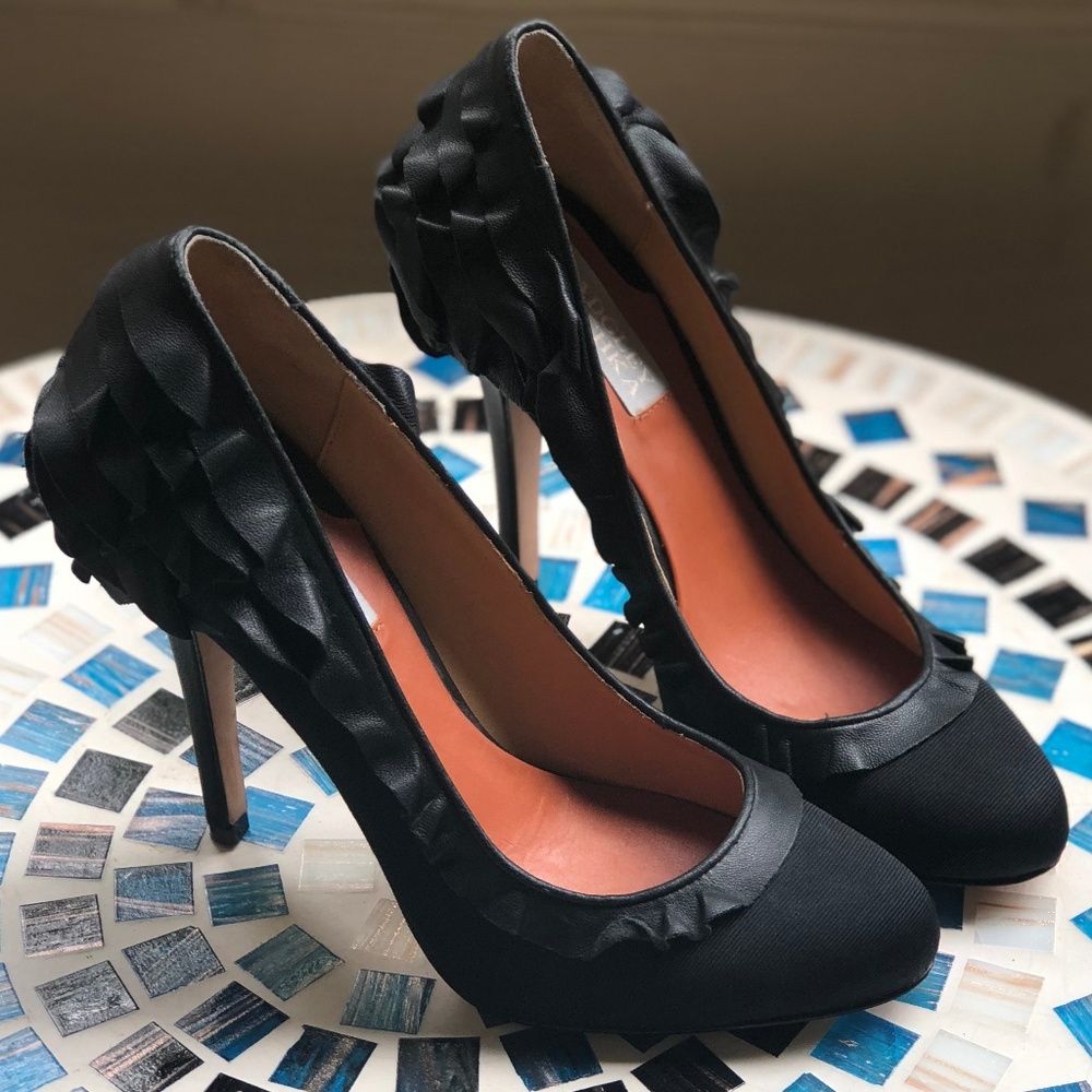 BADGLEY MISCHKA BLACK TAI RUFFLE PUMPS SZ 7